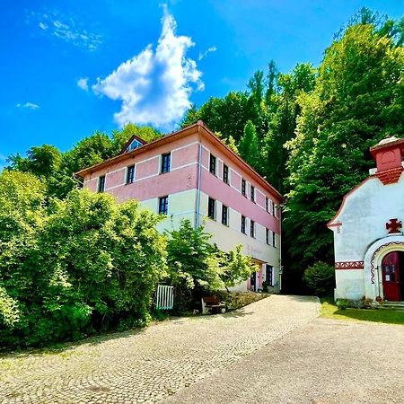 Haraburdi Recyclart Hotel Kostelec nad Orlici Luaran gambar