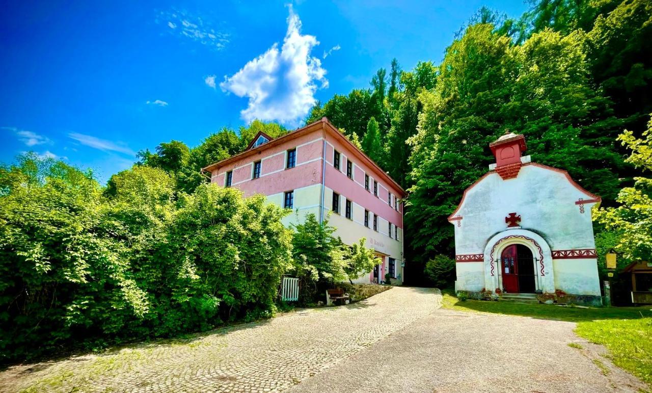 Haraburdi Recyclart Hotel Kostelec nad Orlici Luaran gambar