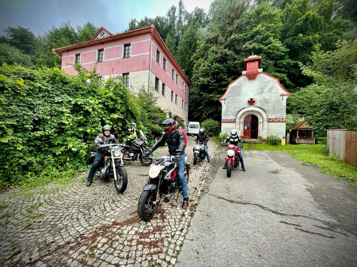 Haraburdi Recyclart Hotel Kostelec nad Orlici Luaran gambar