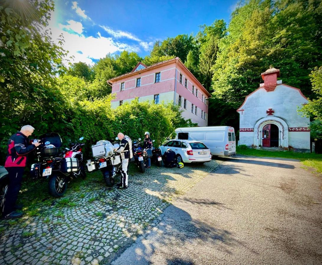 Haraburdi Recyclart Hotel Kostelec nad Orlici Luaran gambar