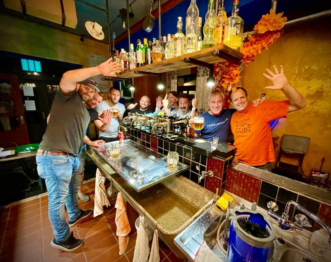 Haraburdi Recyclart Hotel Kostelec nad Orlici Luaran gambar