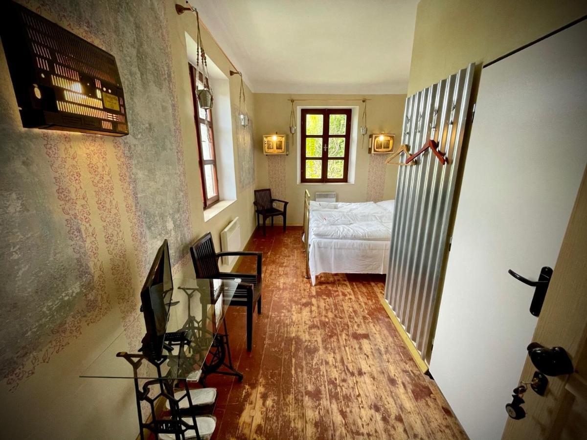 Haraburdi Recyclart Hotel Kostelec nad Orlici Luaran gambar