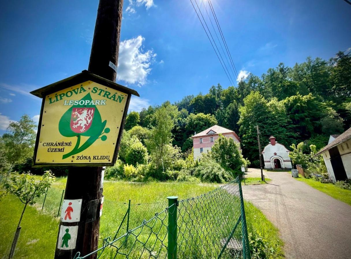 Haraburdi Recyclart Hotel Kostelec nad Orlici Luaran gambar