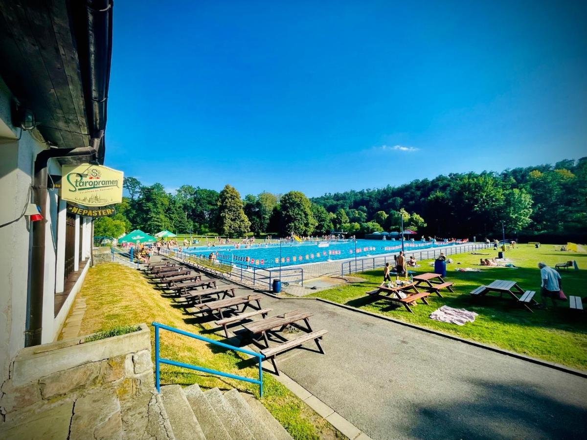 Haraburdi Recyclart Hotel Kostelec nad Orlici Luaran gambar