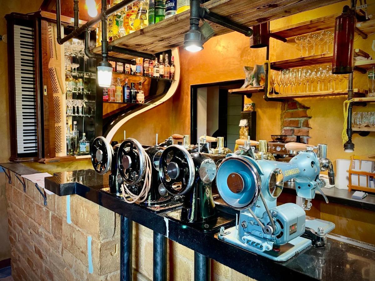 Haraburdi Recyclart Hotel Kostelec nad Orlici Luaran gambar